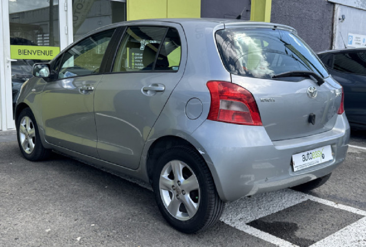 Toyota Yaris  II 5 portes 1.3 VVTi 87 cv // Moteur à Chaine // peu kilométrée