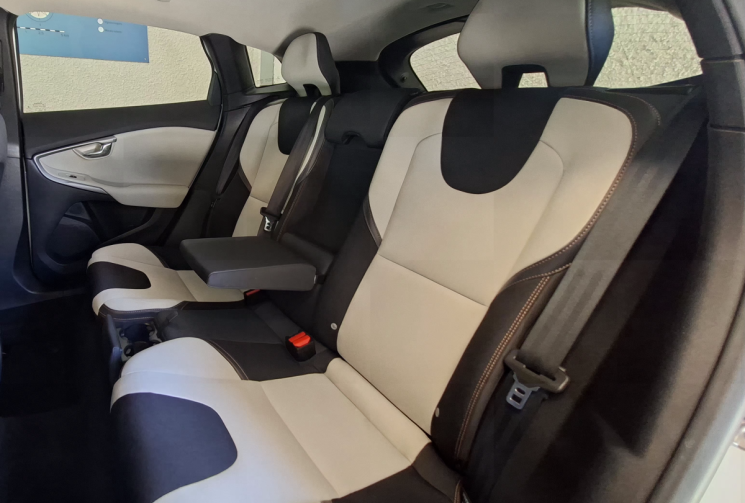 Volvo V40 D2 2.0 TDi 120 CROSS COUNTRY MOMENTUM PRO GEARTRONIC S&S / ENTRETIEN A JOUR