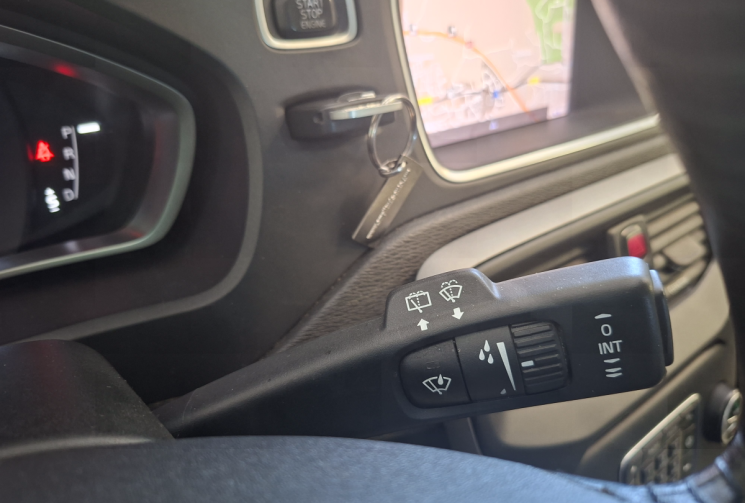 Volvo V40 D2 2.0 TDi 120 CROSS COUNTRY MOMENTUM PRO GEARTRONIC S&S / ENTRETIEN A JOUR