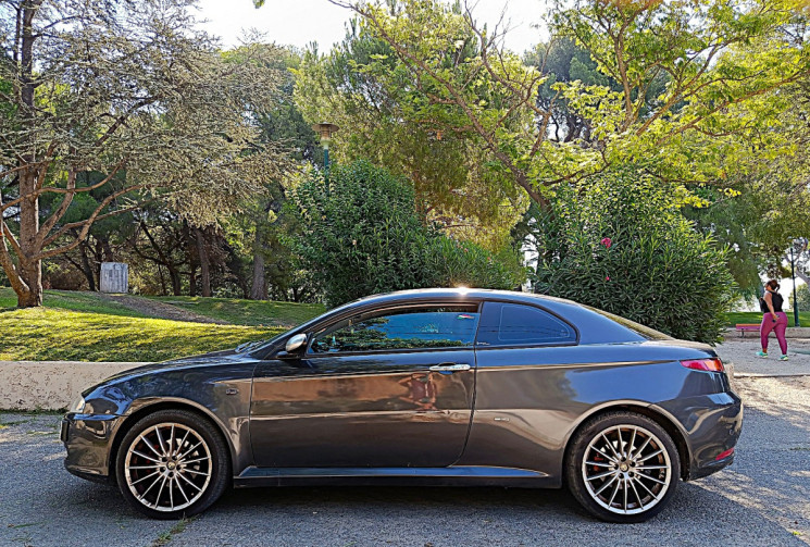 Alfa Romeo GT 1.9 JTD 150 CH - Bose - Cuir chauffant - Radars - Distribution à jour !