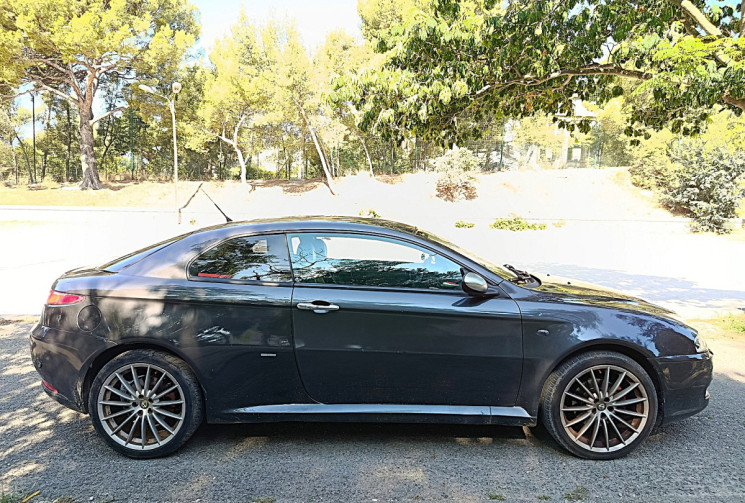 Alfa Romeo GT 1.9 JTD 150 CH - Bose - Cuir chauffant - Radars - Distribution à jour !