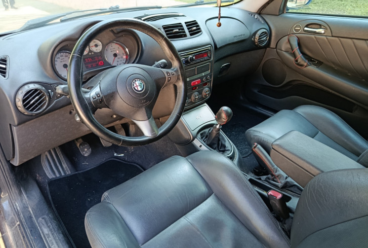 Alfa Romeo GT 1.9 JTD 150 CH - Bose - Cuir chauffant - Radars - Distribution à jour !