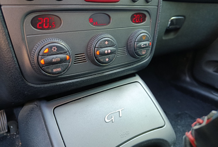Alfa Romeo GT 1.9 JTD 150 CH - Bose - Cuir chauffant - Radars - Distribution à jour !