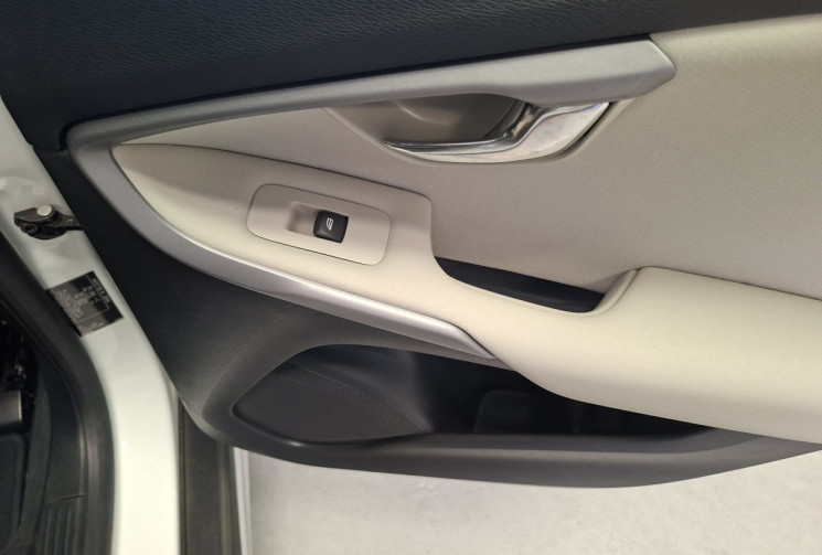 Volvo V40 D2 2.0 TDi 120 CROSS COUNTRY FINITION PRO GEARTRONIC S&S / ENTRETIEN A JOUR