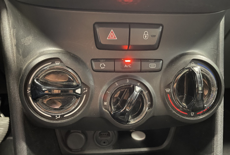 Peugeot 208 STYLE 1.2 82 cv Radar AR Clim Bluetooth GPS / Courroie changé