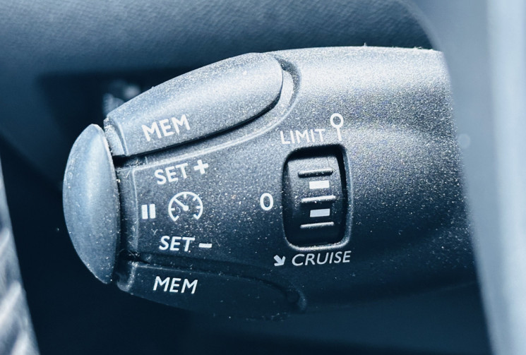 Peugeot 2008 1.2 100ch Allure Kit distribution remplacé / Attelage / Entretien Peugeot / Renault