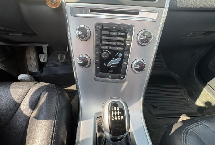 Volvo XC60  D3 2.0 TDi FWD 150 /MOMENTUM BUSINESS  / BON ETAT / GARANTIE 12 MOIS 