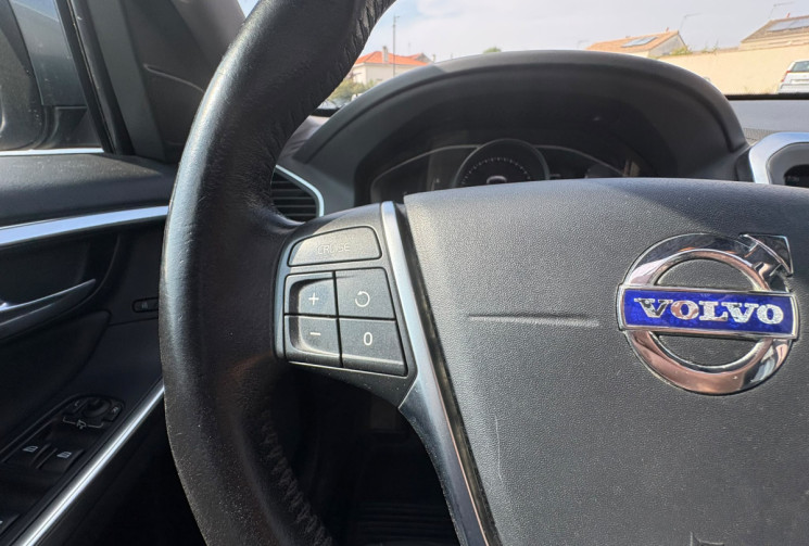 Volvo XC60  D3 2.0 TDi FWD 150 /MOMENTUM BUSINESS  / BON ETAT / GARANTIE 12 MOIS 