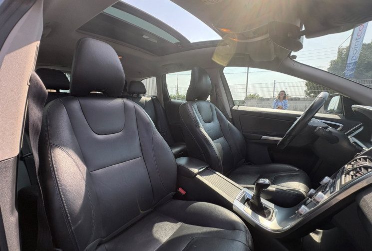 Volvo XC60  D3 2.0 TDi FWD 150 /MOMENTUM BUSINESS  / BON ETAT / GARANTIE 12 MOIS 