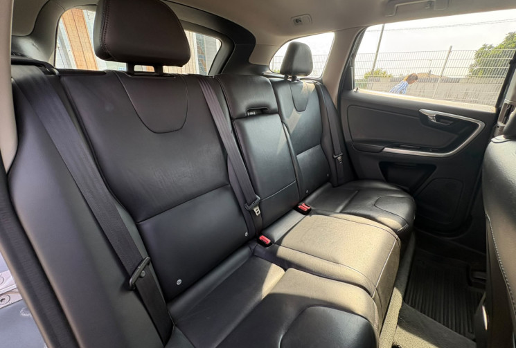 Volvo XC60  D3 2.0 TDi FWD 150 /MOMENTUM BUSINESS  / BON ETAT / GARANTIE 12 MOIS 