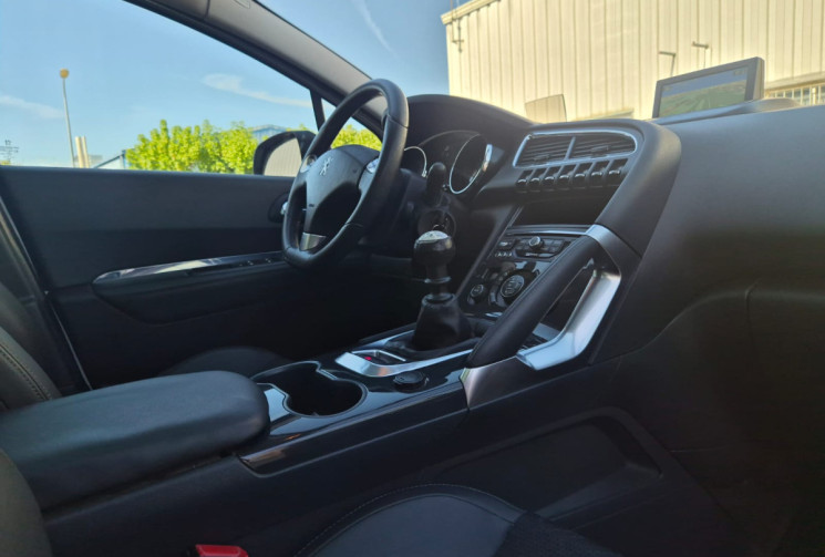 Peugeot 3008 I PHASE 2 1.6 HDi 120 CV * ALLURE * TOIT PANO – DISTRIBUTION FAITE – SUIVI PEUGEOT