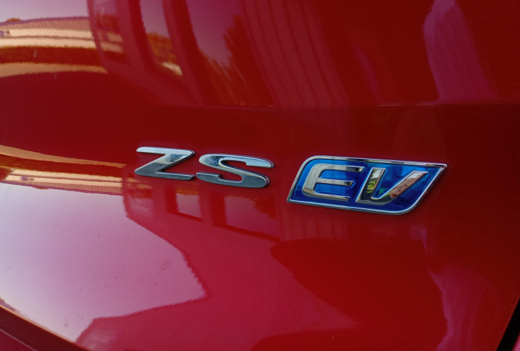 MG ZS  EV 44.5 kWh LUXURY - TOIT OUVRANT / SIEGES ELECTRIQUES CHAUFFANTS