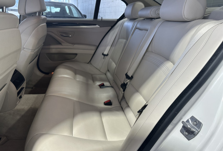 BMW Série 5 530d LCI Modern Xdrive 258 / Suspensions pilotées / Sièges confort / Hayon électrique