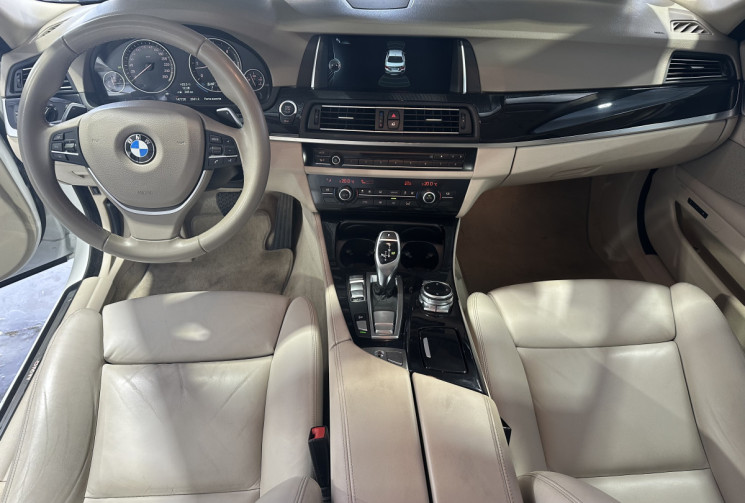 BMW Série 5 530d LCI Modern Xdrive 258 / Suspensions pilotées / Sièges confort / Hayon électrique
