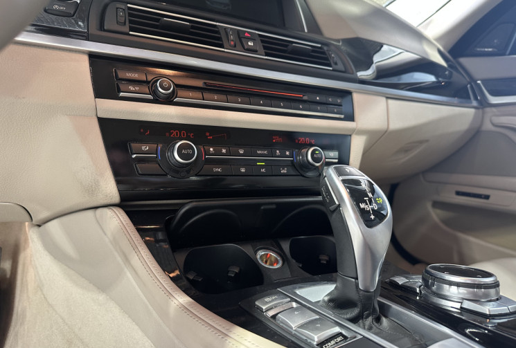 BMW Série 5 530d LCI Modern Xdrive 258 / Suspensions pilotées / Sièges confort / Hayon électrique