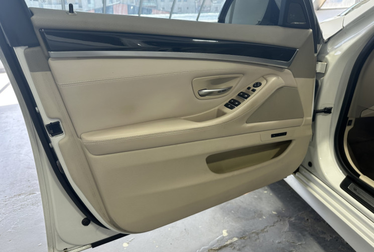 BMW Série 5 530d LCI Modern Xdrive 258 / Suspensions pilotées / Sièges confort / Hayon électrique