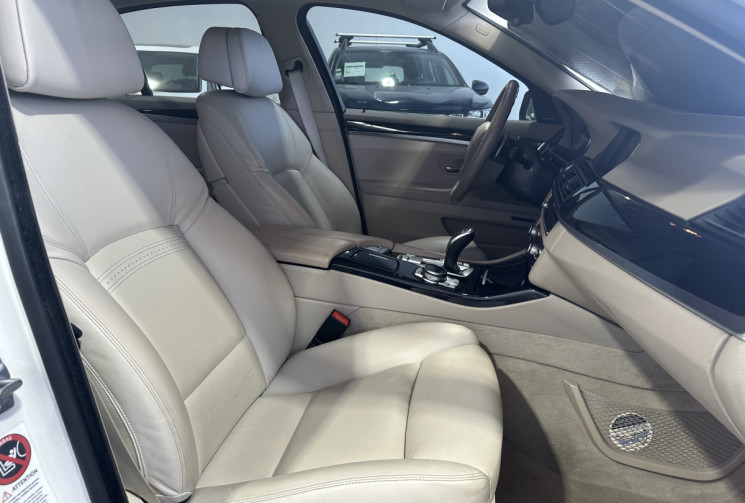 BMW Série 5 530d LCI Modern Xdrive 258 / Suspensions pilotées / Sièges confort / Hayon électrique