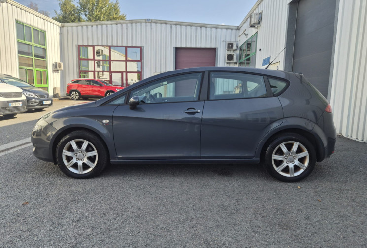 SEAT Leon II (1P1) 2.0 TDI 16V 140 CV * CLIM * 1ER MAIN * CARNET COMPLET * NOUVELLE DISTRIBUTION