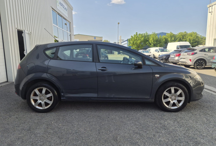 SEAT Leon II (1P1) 2.0 TDI 16V 140 CV * CLIM * 1ER MAIN * CARNET COMPLET * NOUVELLE DISTRIBUTION