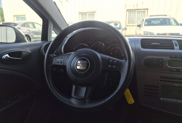 SEAT Leon II (1P1) 2.0 TDI 16V 140 CV * CLIM * 1ER MAIN * CARNET COMPLET * NOUVELLE DISTRIBUTION