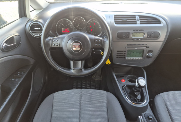 SEAT Leon II (1P1) 2.0 TDI 16V 140 CV * CLIM * 1ER MAIN * CARNET COMPLET * NOUVELLE DISTRIBUTION