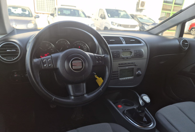SEAT Leon II (1P1) 2.0 TDI 16V 140 CV * CLIM * 1ER MAIN * CARNET COMPLET * NOUVELLE DISTRIBUTION