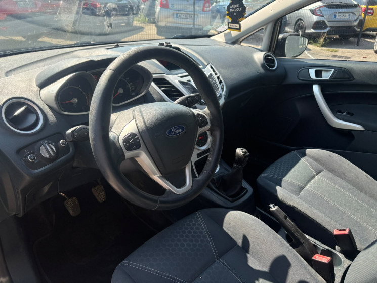 Ford Fiesta TITANIUM TDCI 95 / CLIM / CT OK / REIVISION ET DISTRIBUTION OK / GARANTIE 6 MOIS 