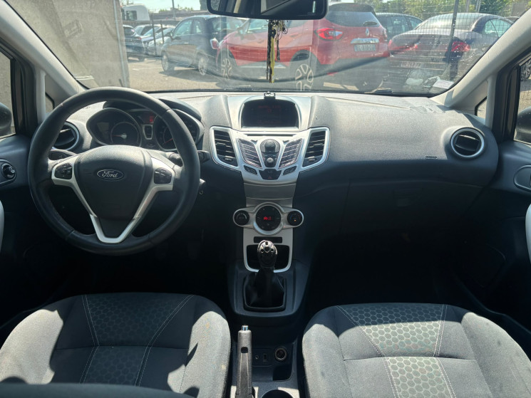 Ford Fiesta TITANIUM TDCI 95 / CLIM / CT OK / REIVISION ET DISTRIBUTION OK / GARANTIE 6 MOIS 