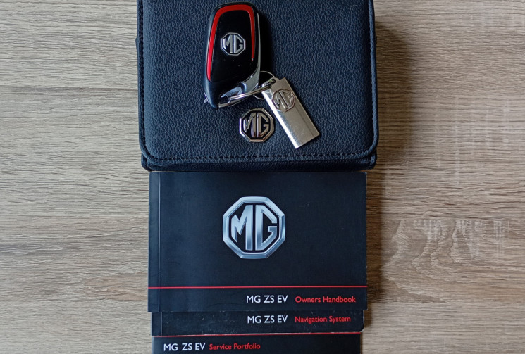 MG ZS  EV 44.5 kWh LUXURY - TOIT OUVRANT / SIEGES ELECTRIQUES CHAUFFANTS