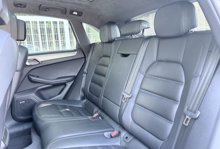 Porsche Macan TURBO 3.6 V6 400 PDK  * Français / Entretien à jour / Toit Ouvrant / Bose / Sport