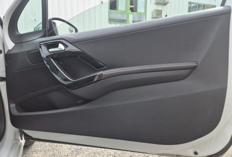 Peugeot 208 I 1.6 VTi 120 CV ALLURE * CARPLAY * CLIMATISATION * TOIT PANORAMIQUE * CARNET COMPLET 