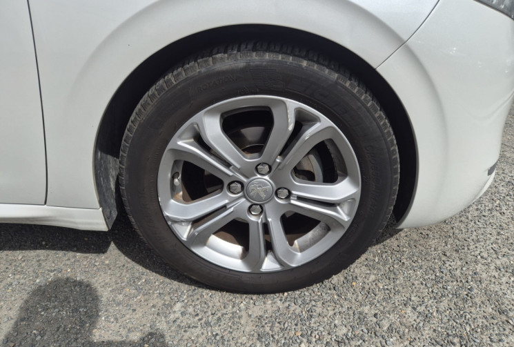 Peugeot 208 I 1.6 VTi 120 CV ALLURE * CARPLAY * CLIMATISATION * TOIT PANORAMIQUE * CARNET COMPLET 