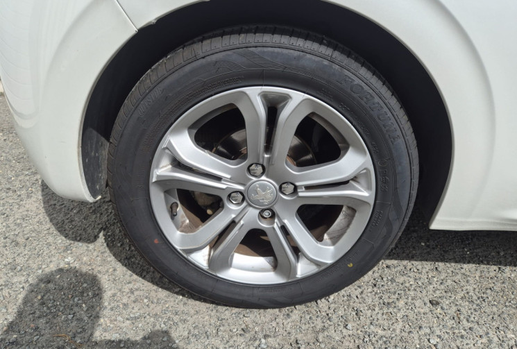 Peugeot 208 I 1.6 VTi 120 CV ALLURE * CARPLAY * CLIMATISATION * TOIT PANORAMIQUE * CARNET COMPLET 