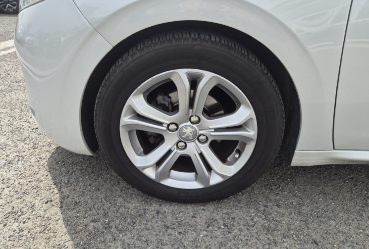 Peugeot 208 I 1.6 VTi 120 CV ALLURE * CARPLAY * CLIMATISATION * TOIT PANORAMIQUE * CARNET COMPLET 