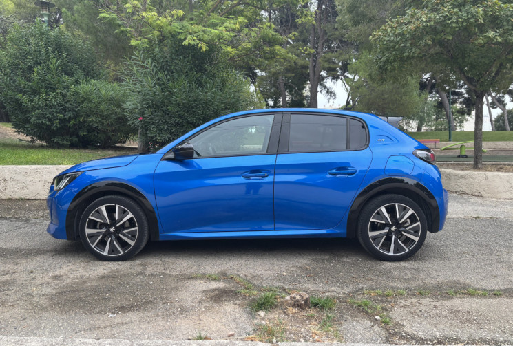 Peugeot 208 130ch EAT8 GT - ENTRETIEN A JOUR - CAMERA DE RECUL - CARPLAY - TOIT PANORAMIQUE 