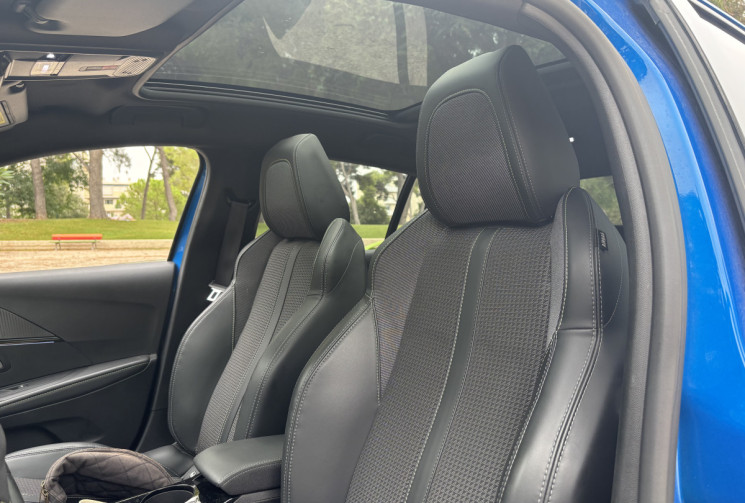 Peugeot 208 130ch EAT8 GT - ENTRETIEN A JOUR - CAMERA DE RECUL - CARPLAY - TOIT PANORAMIQUE 