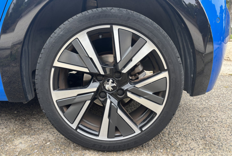 Peugeot 208 130ch EAT8 GT - ENTRETIEN A JOUR - CAMERA DE RECUL - CARPLAY - TOIT PANORAMIQUE 