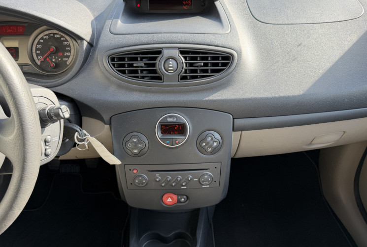 Renault Clio 1.2 TCe 100 ch Dynamique 5p / Clim auto / Vitres AV elec / Feux auto
