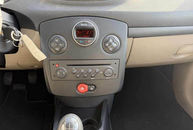 Renault Clio 1.2 TCe 100 ch Dynamique 5p / Clim auto / Vitres AV elec / Feux auto