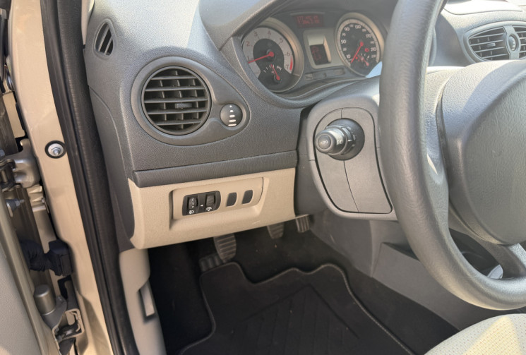 Renault Clio 1.2 TCe 100 ch Dynamique 5p / Clim auto / Vitres AV elec / Feux auto
