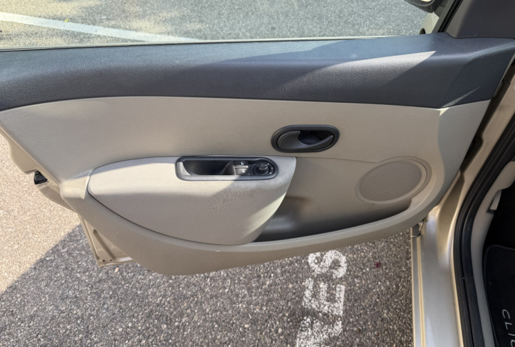 Renault Clio 1.2 TCe 100 ch Dynamique 5p / Clim auto / Vitres AV elec / Feux auto