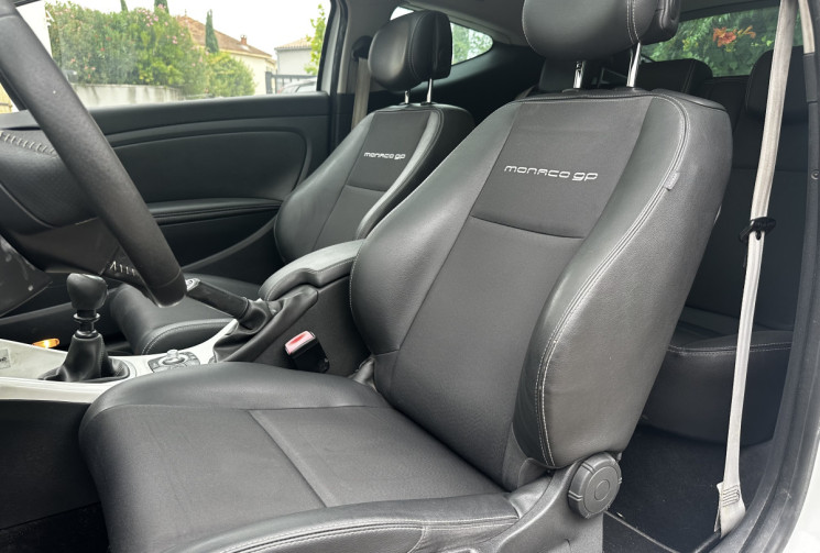 Renault Megane 3 Coupé 1.9 dCi 130ch FAP Monaco GP eco² Euro5