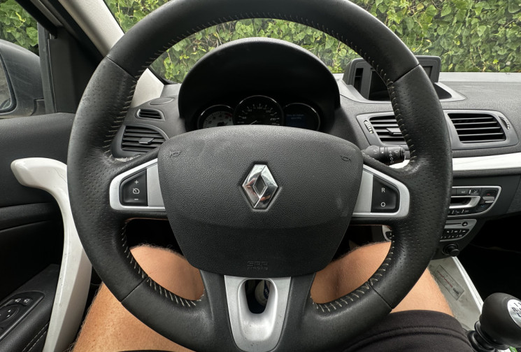Renault Megane 3 Coupé 1.9 dCi 130ch FAP Monaco GP eco² Euro5