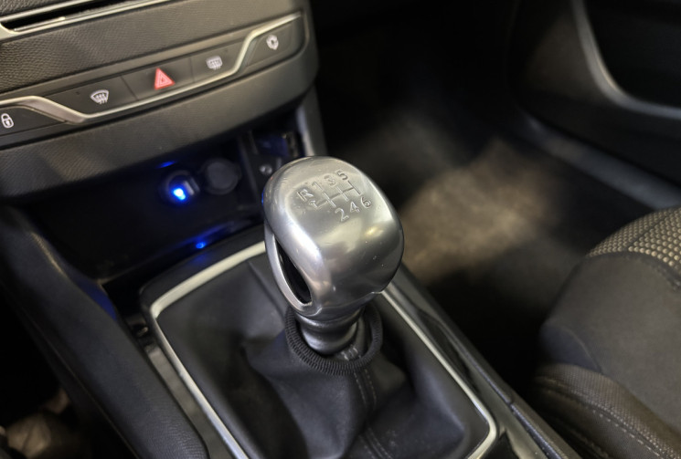 Peugeot 308 SW 1.6 BlueHDI Allure 2015 / TOIT PANO / ATTELAGE / CAMERA DE RECUL 