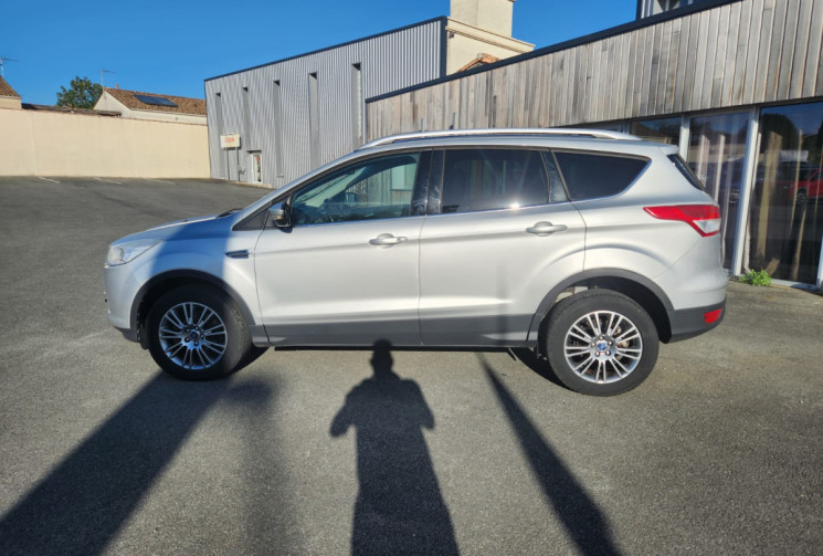 Ford Kuga II 2.0 TDCi  4X2 140 TREND / DISTRIBUTION NEUVE / TRÉS BON ÉTAT