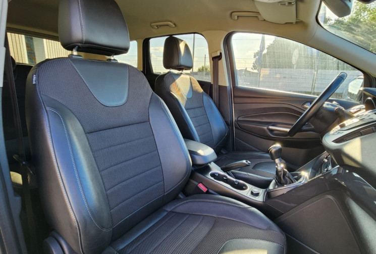 Ford Kuga II 2.0 TDCi  4X2 140 TREND / DISTRIBUTION NEUVE / TRÉS BON ÉTAT