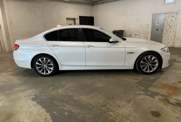 BMW Série 5 530d LCI Modern Xdrive 258 / Suspensions pilotées / Sièges confort / Hayon électrique