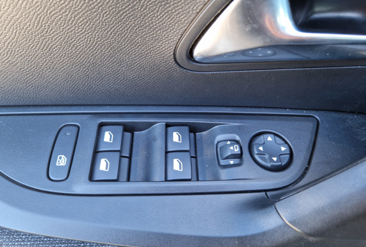 Peugeot 2008 1.2 HYBRID 145 STYLE E-DCS6
