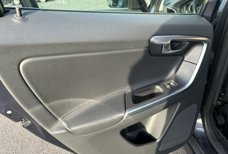 Volvo XC60 2.0 D3 Momentum business 150 cv 4x2 Distribution faite