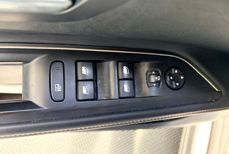 Peugeot 5008 HDI - GT 180 CV -EAT 6-TOIT OUVRANT + ATTELAGE